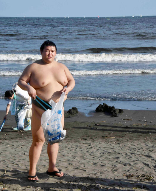 大嶽部屋力士が江ノ島でビーチクリーン！相撲体操や取組体験で地域交流